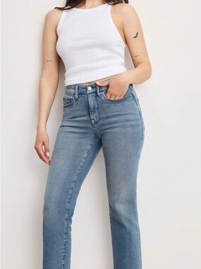Good American Straight Leg Jeans in Light Blue Wash